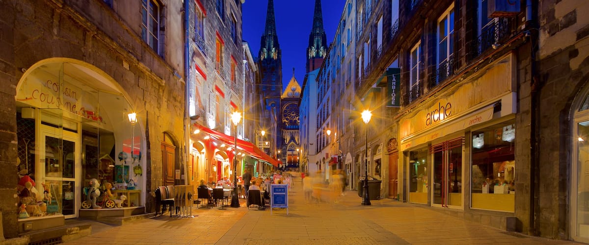 Catedral de Clermont-Ferrand ofreciendo una ciudad, una iglesia o catedral y comer al aire libre