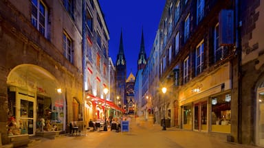 Cathédrale de Clermont-Ferrand montrant scènes de nuit, ville et église ou cathédrale