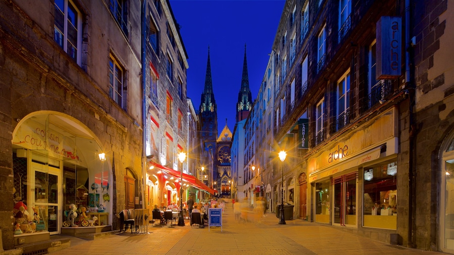 Catedral de Clermont-Ferrand ofreciendo una ciudad, una iglesia o catedral y comer al aire libre