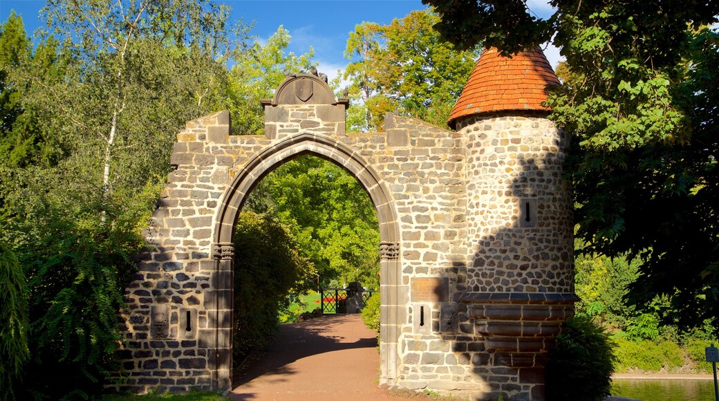 Jardin Lecoq que incluye elementos del patrimonio y un parque