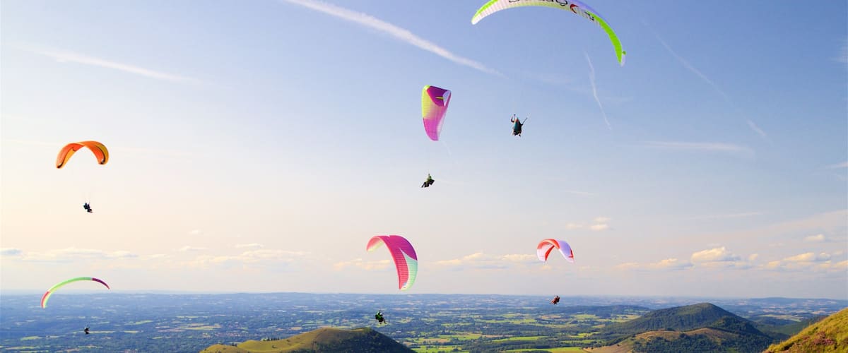 Puy-de-Dôme montrant parachutisme, coucher de soleil et panoramas