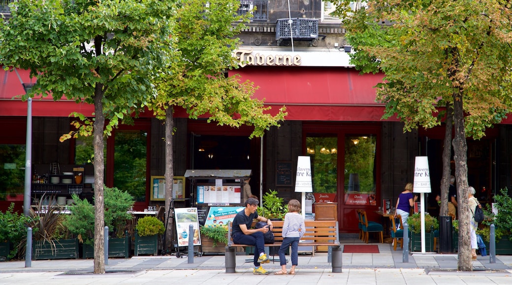 Clermont-Ferrand que incluye escenas urbanas y también una familia