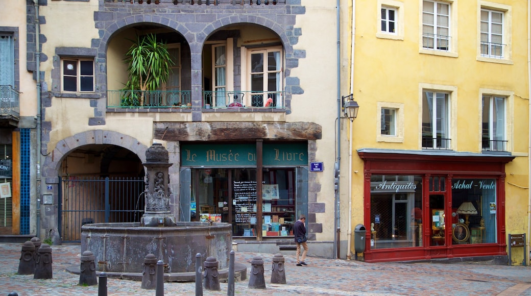 Clermont-Ferrand showing a fountain