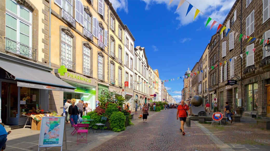 Riom mettant en vedette ville et scĂšnes de rue aussi bien que homme