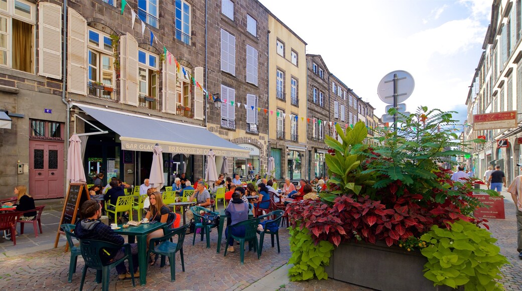 Riom montrant sortie au restaurant et ville aussi bien que petit groupe de personnes