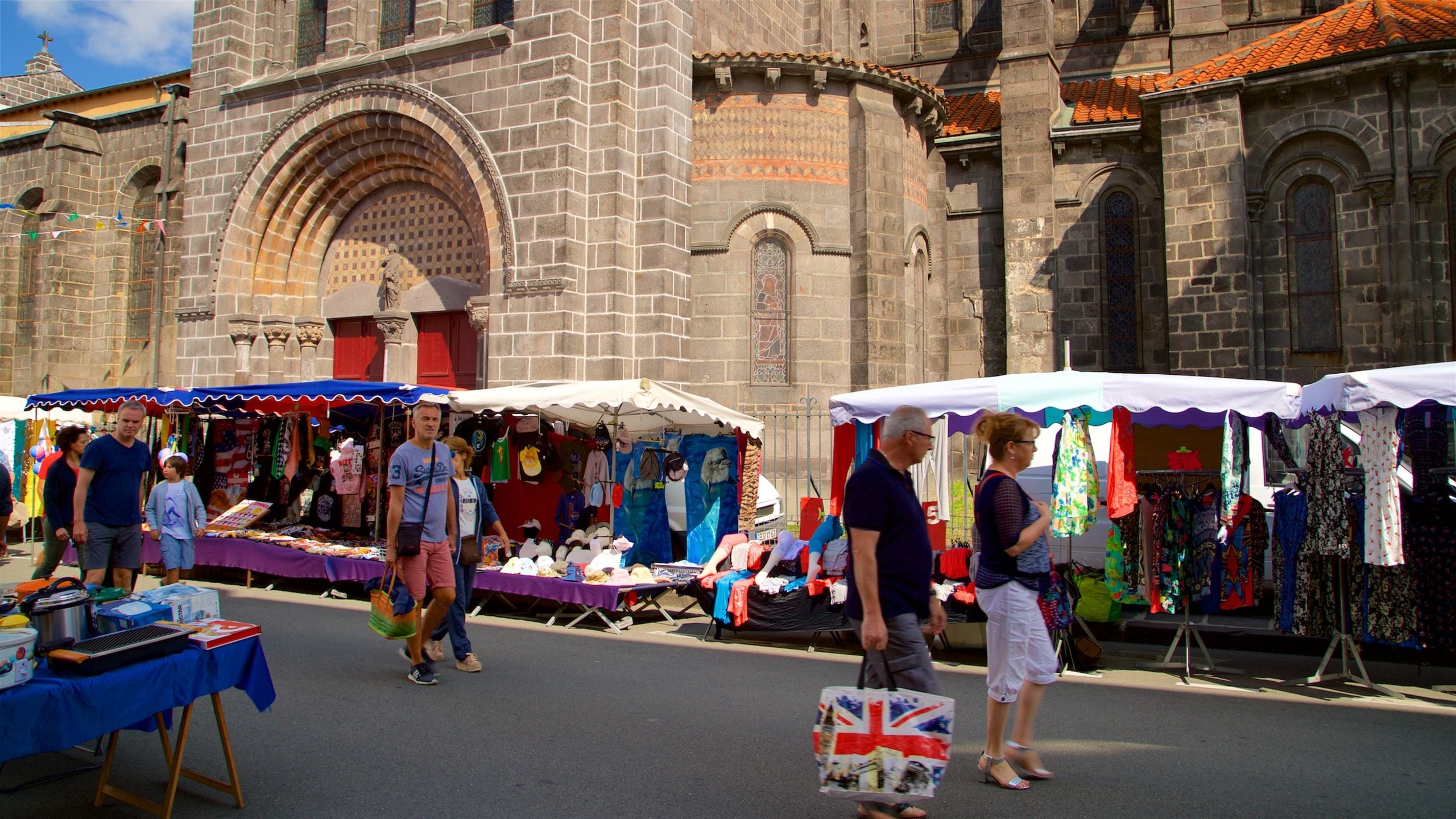 Riom qui includes scènes de rue et marchés aussi bien que couple