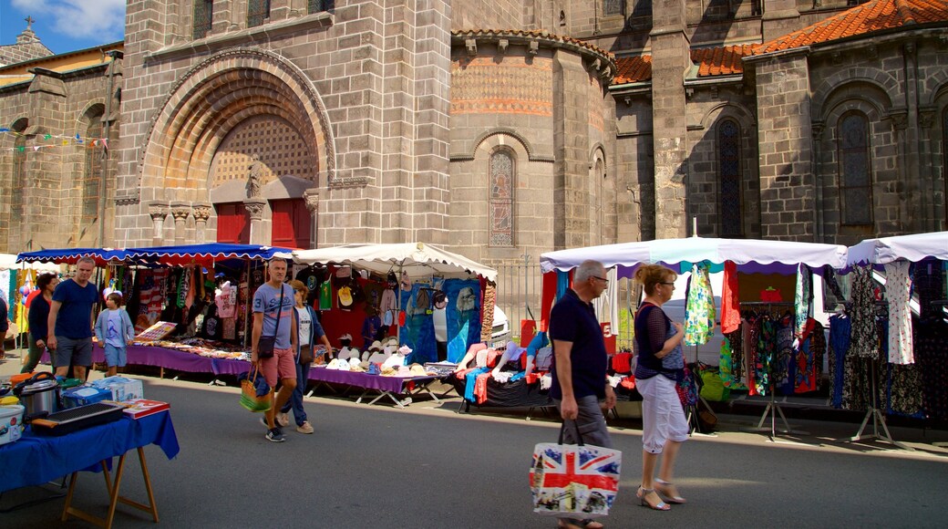 Riom qui includes scÚnes de rue et marchés aussi bien que couple