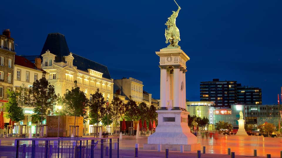 Place de Jaude qui includes ville, square ou place et monument