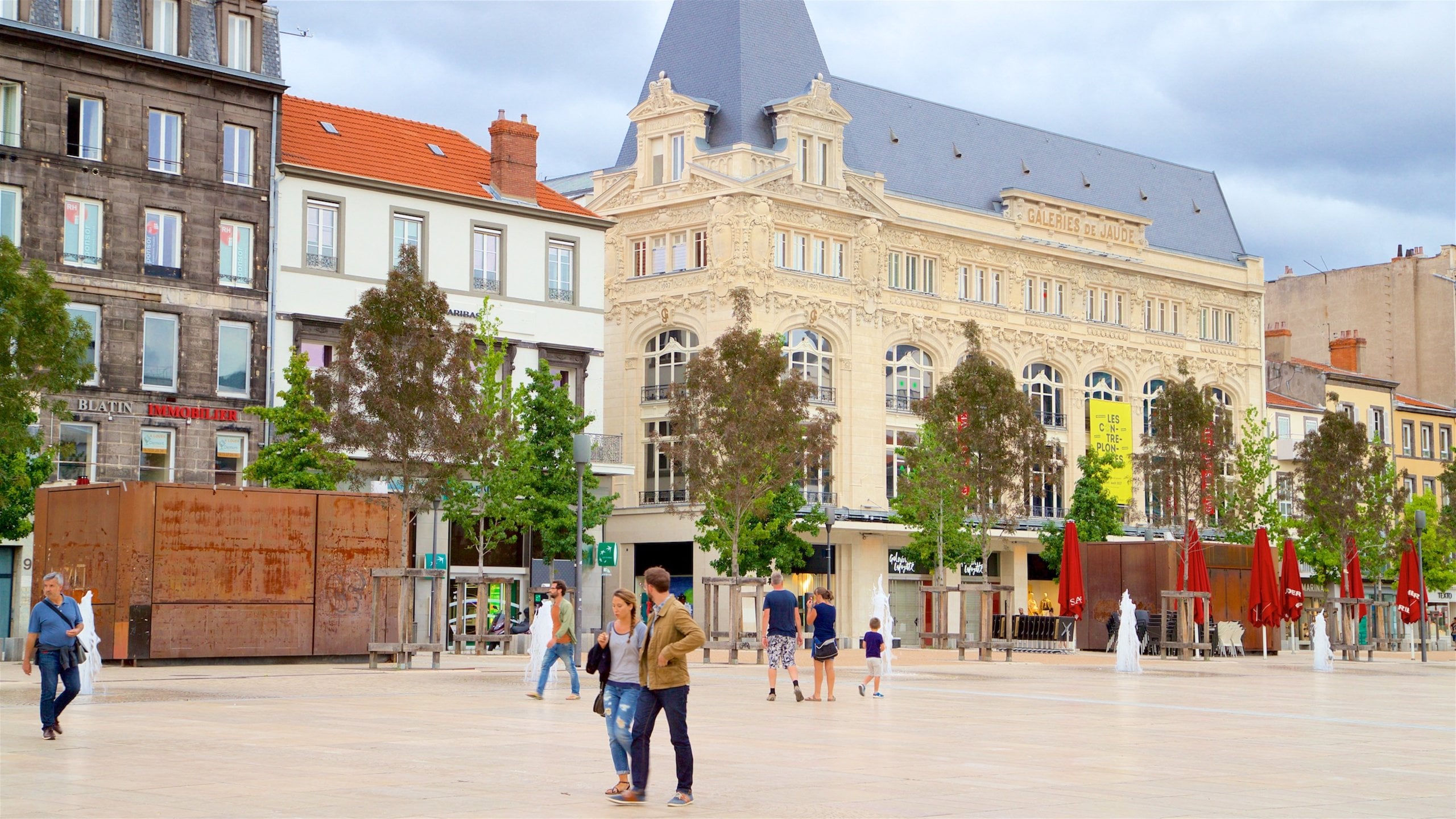 Place de Jaude showing street scenes, a square or plaza and a city