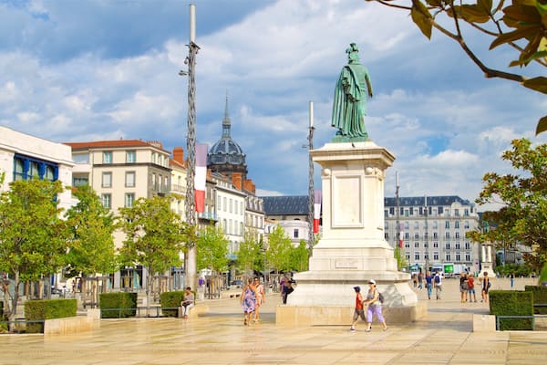 Place de Jaude montrant statue ou sculpture, square ou place et monument