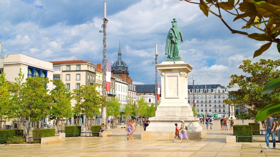 Place de Jaude som inkluderar ett monument, ett torg och en stad