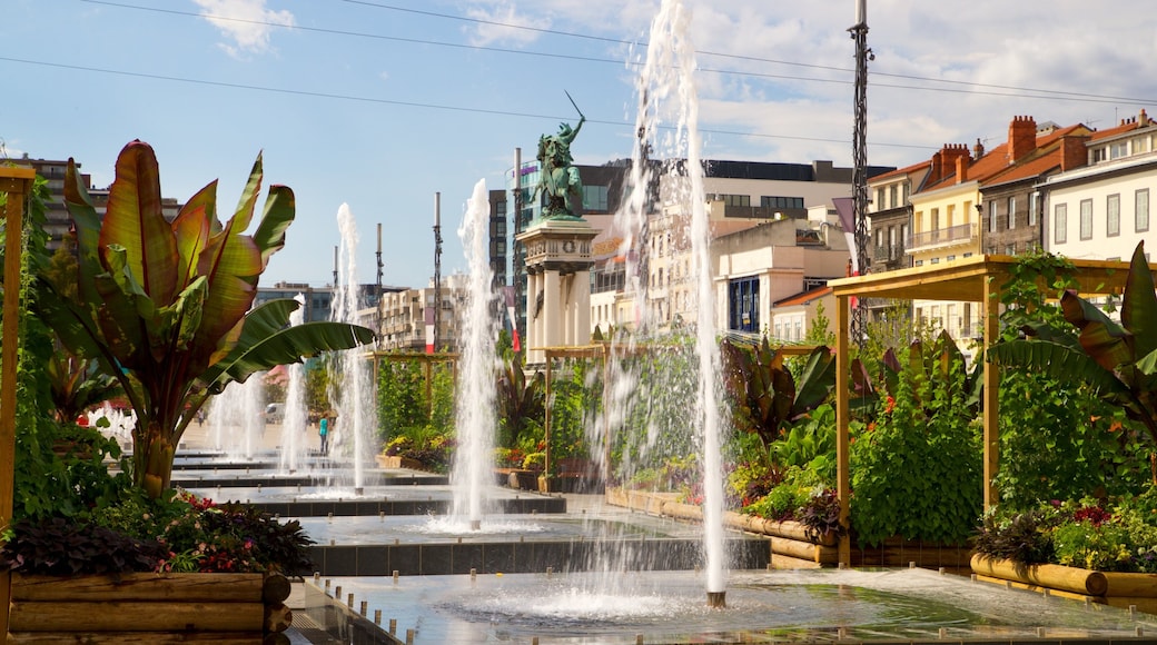 Place de Jaude welches beinhaltet Stadt, Garten und Springbrunnen