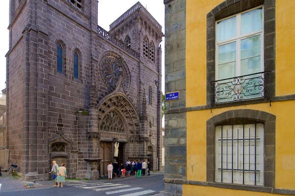 Ăglise Notre-Dame du Marthuret mettant en vedette Ă©glise ou cathĂ©drale et patrimoine architectural