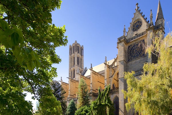 Jardin de l\'EvĂȘchĂ© mettant en vedette Ă©glise ou cathĂ©drale et patrimoine architectural