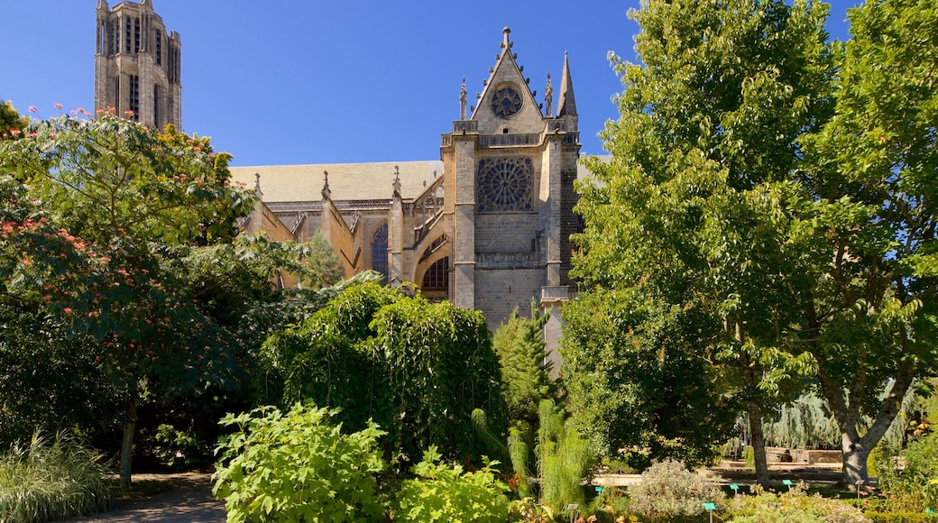 Jardin de l\'Eveche showing heritage architecture and a church or cathedral