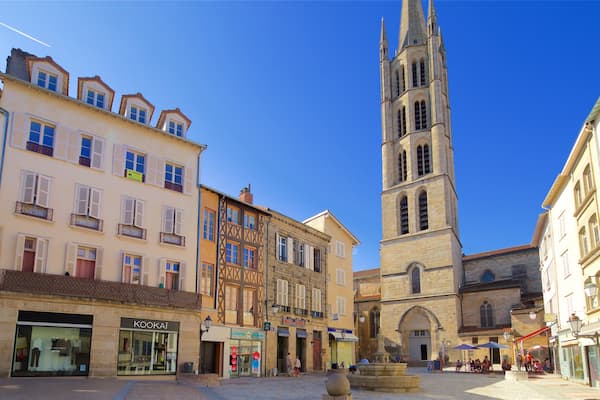 Kirche St-Michel-des-Lions welches beinhaltet historische Architektur und Platz oder Plaza