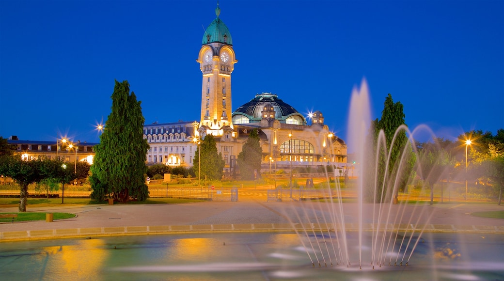 Gare de Limoges che include laghetto, architettura d\'epoca e paesaggio notturno