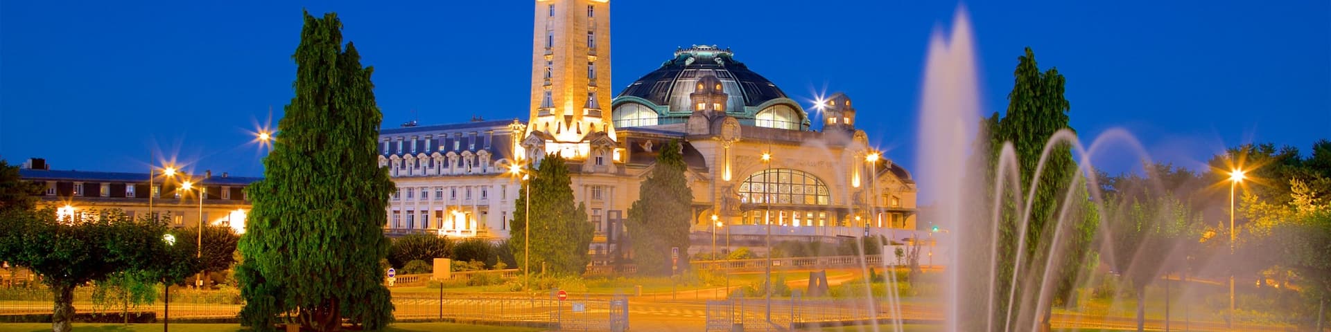 Gare de Limoges showing a pond, heritage architecture and a fountain