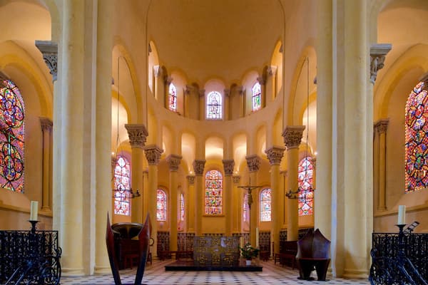 Basilica of Notre-Dame-du-Port montrant patrimoine historique, église ou cathédrale et vues intérieures