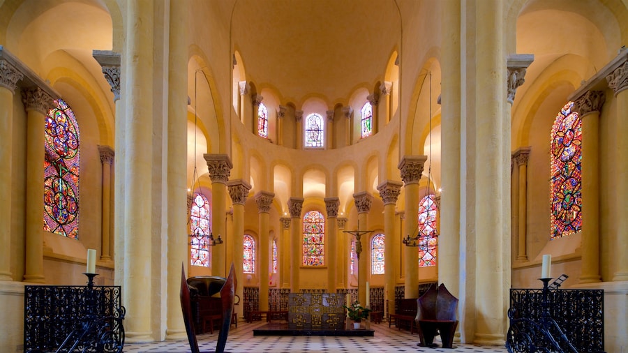 Basilica of Notre-Dame-du-Port som visar historiska element, interiörer och en kyrka eller katedral