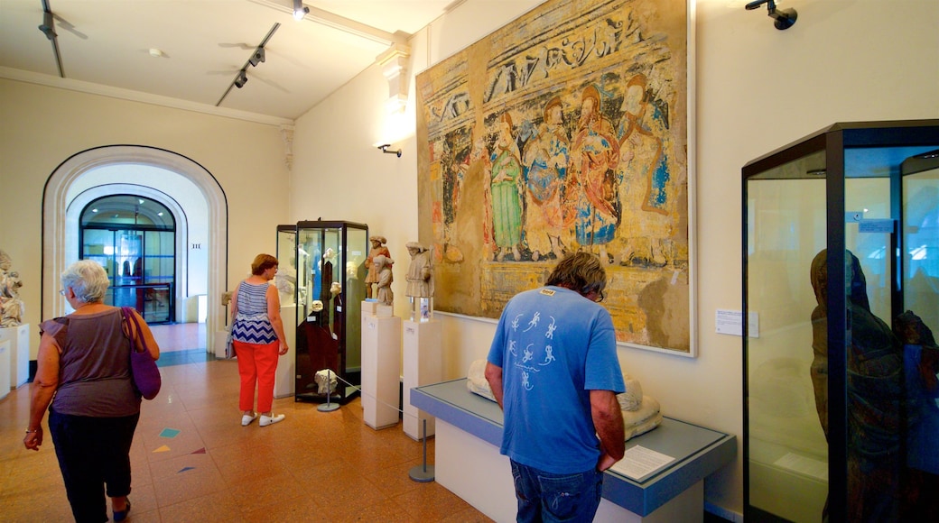 Musee Anne de Beaujeu inclusief interieur en ook een klein groepje mensen