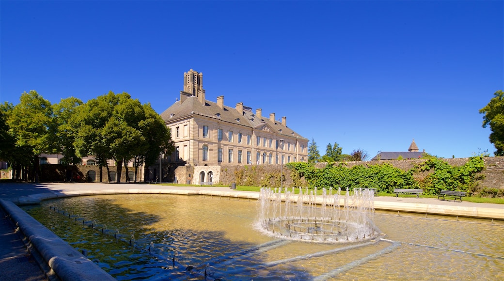 Musée des Beaux Arts que incluye arquitectura patrimonial, una fuente y un estanque