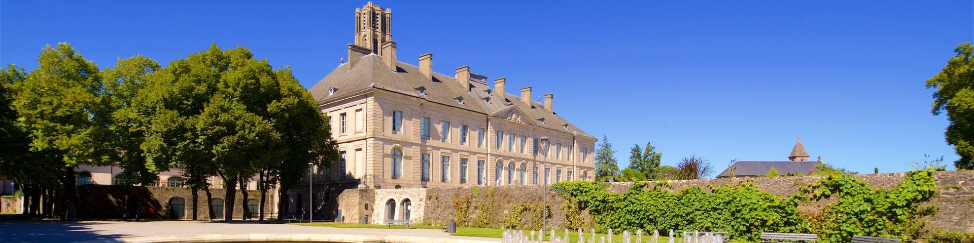 Musée des Beaux Arts showing a fountain, heritage architecture and a pond