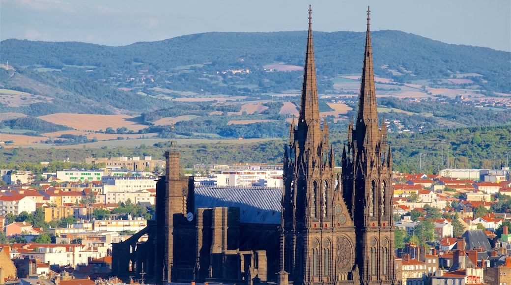 Montjuzet Park que incluye una ciudad, patrimonio de arquitectura y una iglesia o catedral