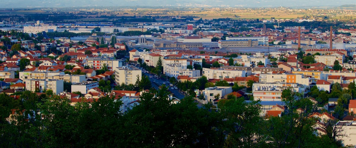 Montjuzet Park toont landschappen en een stad