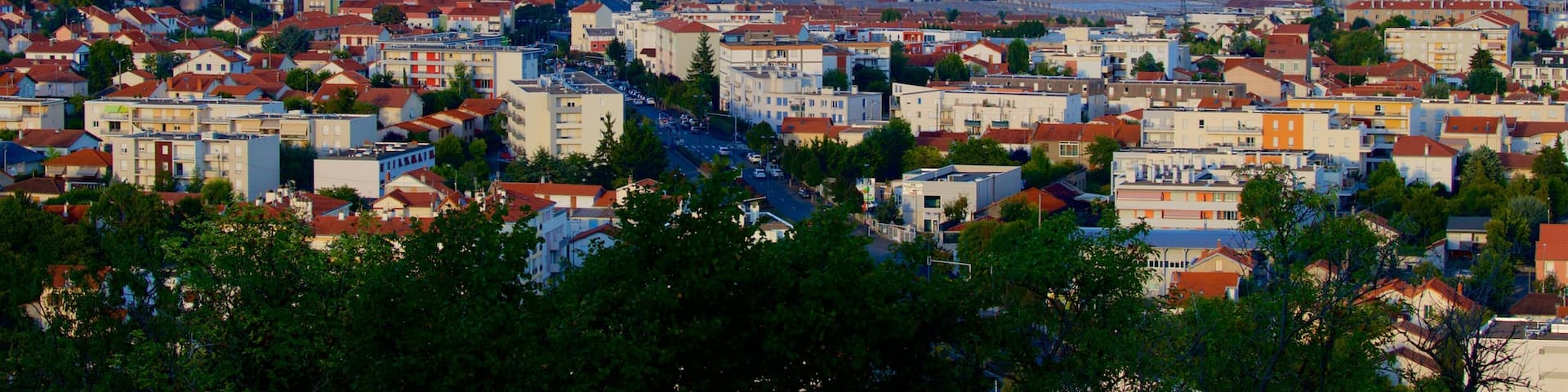 Montjuzet Park featuring landscape views and a city