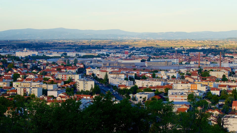 Montjuzet Park toont landschappen en een stad