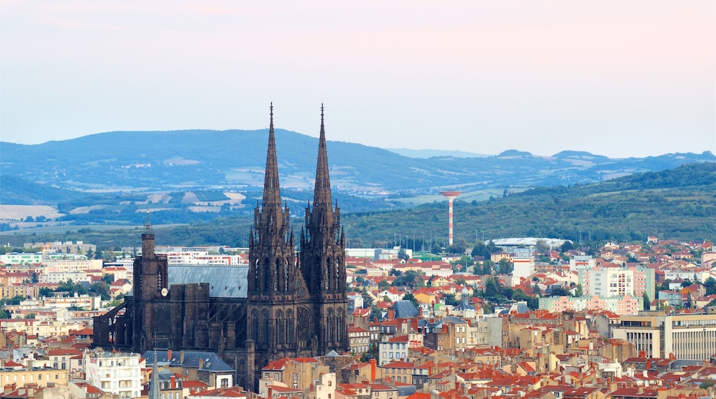 Montjuzet Park que incluye una ciudad, una puesta de sol y una iglesia o catedral