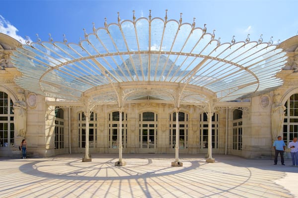 Vichy montrant patrimoine historique