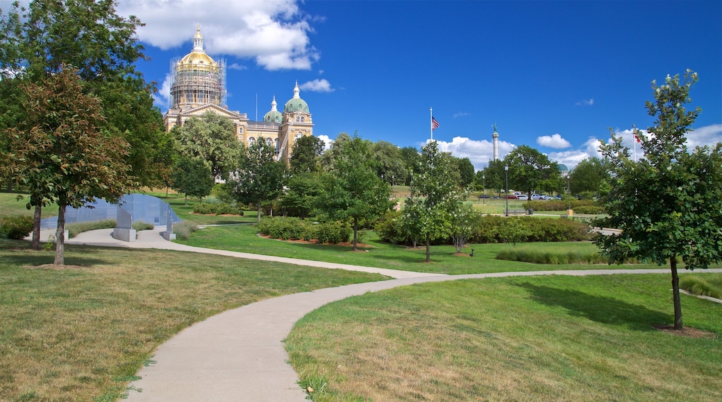 Capitólio Estadual de Iowa que inclui arquitetura de patrimônio e um jardim