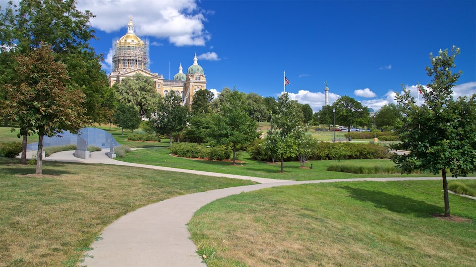 Iowa State Capitol Building mostrando arquitectura patrimonial y un parque