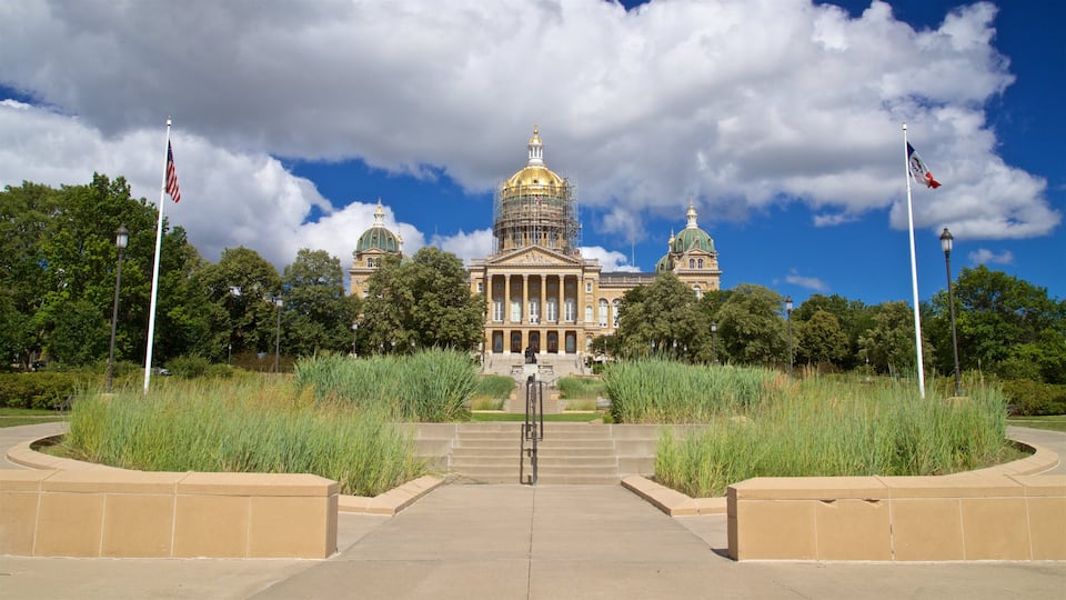 Iowa State Capitol Building mostrando arquitectura patrimonial y un jardín