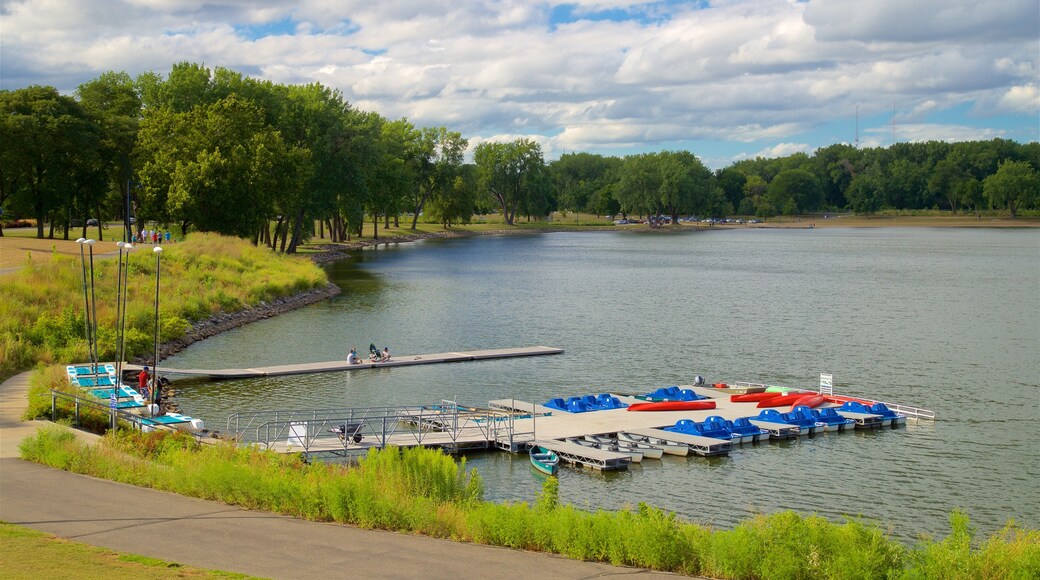 Parque Gray\'s Lake mostrando un lago o abrevadero