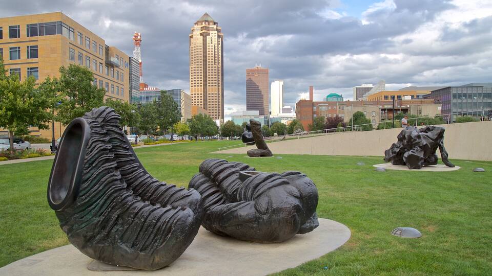 Parque de Esculturas de John y Mary Pappajohn mostrando una ciudad, arte al aire libre y un jardín
