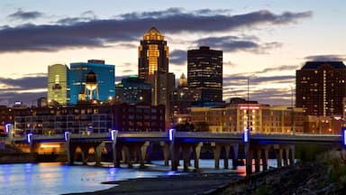 Des Moines which includes a sunset, a city and a river or creek