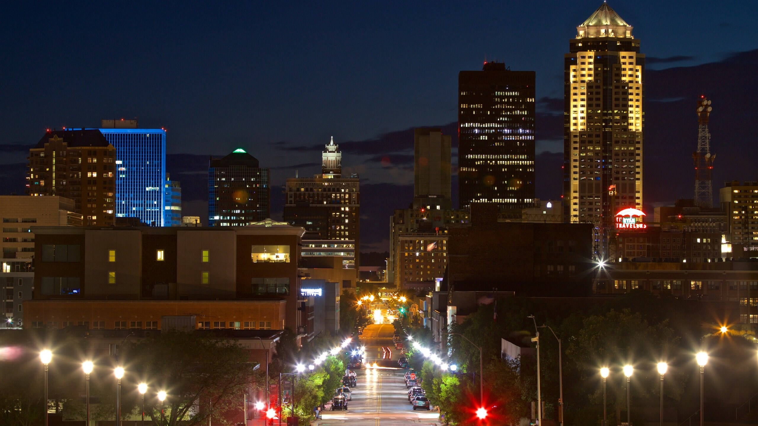 Des Moines showing a city, a skyscraper and night scenes