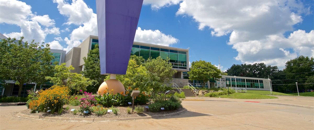 Putnam Museum which includes signage and a park