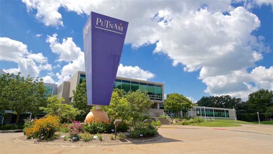 Putnam Museum which includes signage and a park