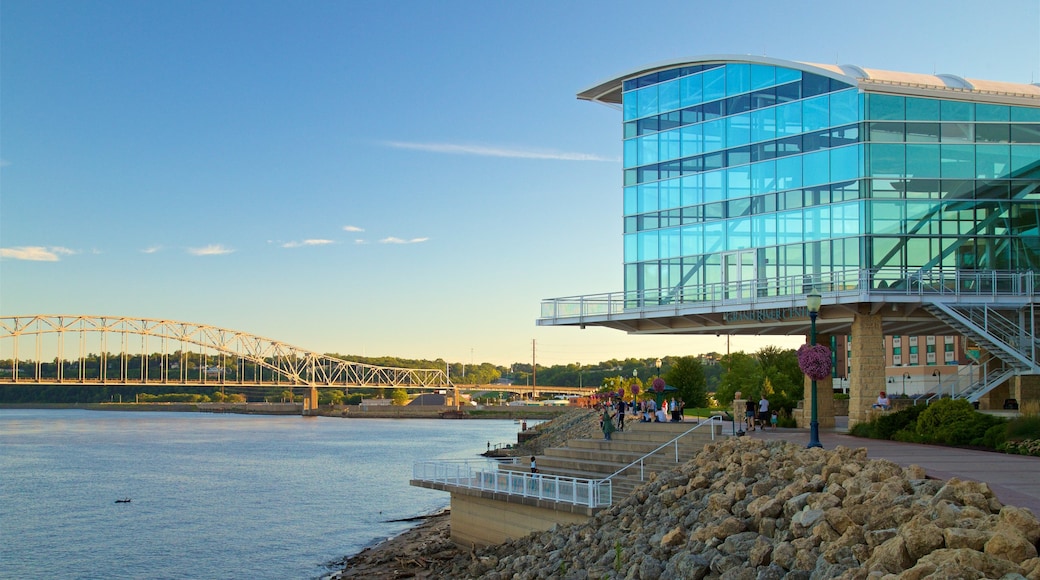 Dubuque que incluye arquitectura moderna, un puente y un atardecer