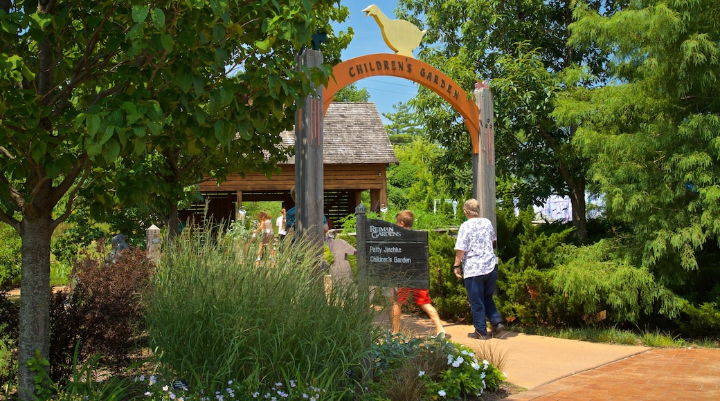 Jardins Reiman que inclui sinalização e um parque assim como uma família