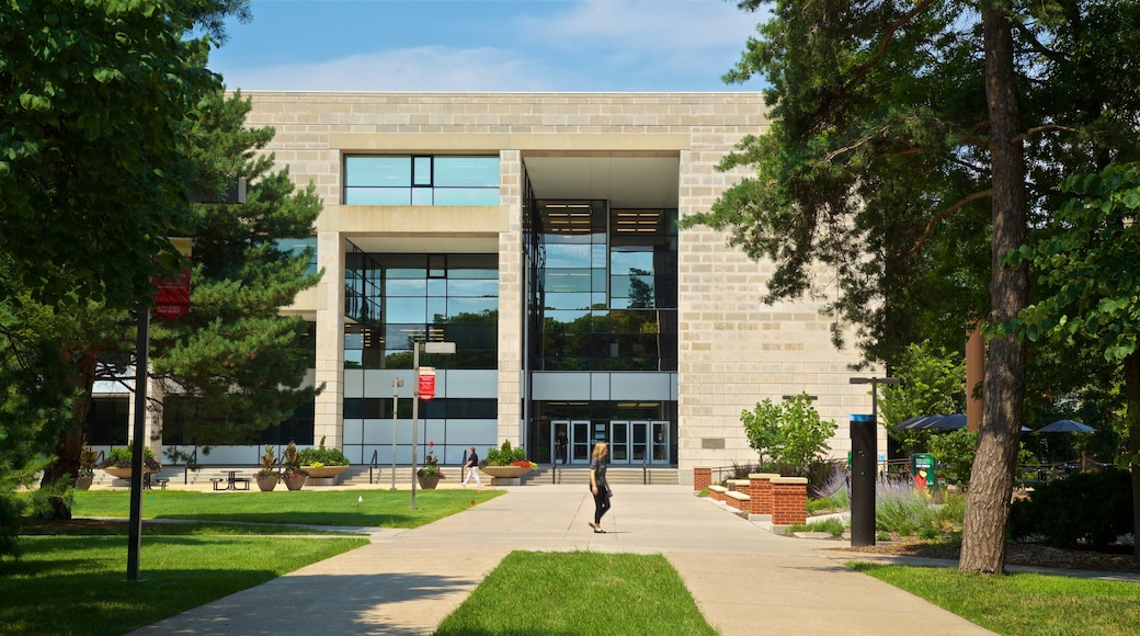 Iowa State University som visar en park och modern arkitektur