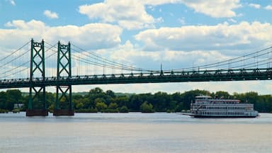 Bettendorf mettant en vedette un pont, un traversier et une rivière ou un ruisseau