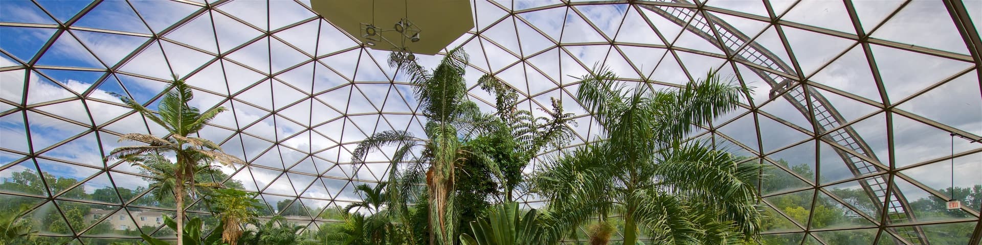Des Moines Botanical Center showing interior views and a park