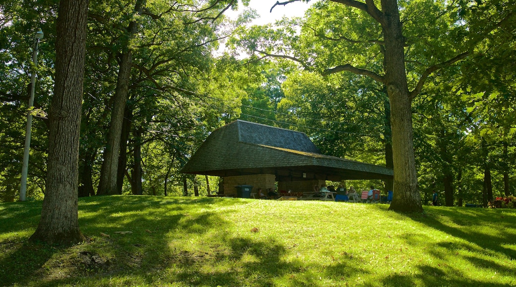 Eagle Point Park che include giardino