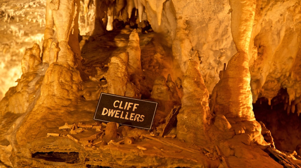 Cueva de Crystal Lake que incluye señalización y cuevas