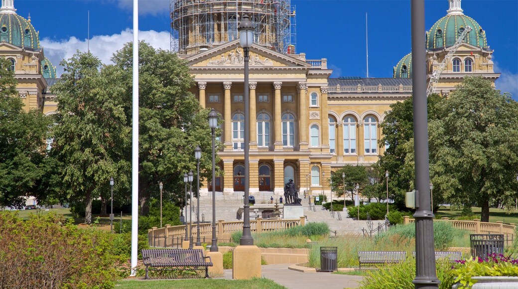 Iowa State Capitol Building che include giardino e architettura d\'epoca